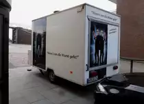 Verkaufsanhänger Heckansicht   Wenn´s um die Wurst geht   in Schillig Nordsee am 15,03,2015