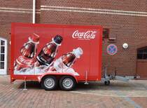 3 Flaschen mit Eis COCA COLA Kühlhänger doppel Achse Westerland auf Sylt 29.08.2014