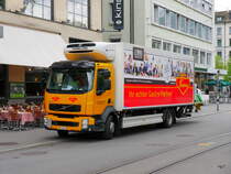 Volvo Kühllaster unterwegs in der Stadt Zürich am 05.05.2015