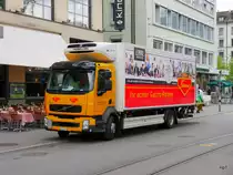 Volvo Kühllaster unterwegs in der Stadt Zürich am 05.05.2015