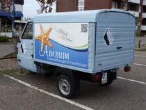 Piaggio Ape mit Kastenaufbau hellblau mit Werbeschild Amrum Appartment Centrum am 14.05.2015