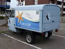 Piaggio Ape mit Kastenaufbau hellblau mit Werbeschild Amrum Appartment Centrum am 14.05.2015