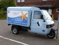 Piaggio Ape hellblau mit Werbeschild Amrum Appartment Centrum am 14.05.2015