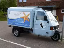 Piaggio Ape hellblau mit Werbeschild Amrum Appartment Centrum am 14.05.2015