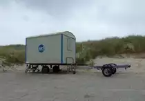 Bauwagen grau blau surf CLUB SYLT daneben ein Boot-Trailer in Westerland am Strand 01.09.2014