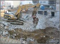 Ein Bagger mit Abbruchzange in Aktion im Februar 2004. Hier wurde in der Karlsruher Innenstadt ein altes Parkhaus abgerissen.