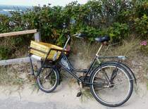 Transportrad Lastenrad schwarzes Fahrrad am Standaufgang von Westerland abgelegt 24.08.2014