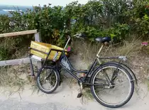 Transportrad Lastenrad schwarzes Fahrrad am Standaufgang von Westerland abgelegt 24.08.2014