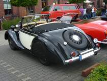 Ford Eifel Cabriolet mit Deutsch Karosserie. 1937 - 1939. Der  Eifel  war ein von den englischen Ford-Werken entwickeltes Modell un kam bereits 1935 auf den deutschen Markt. Anfangs war dieses Modell nicht sonderlich erfolgreich. Erst nach dem  Facelift  1937 stellte sich ein höherer Verkaufserfolg ein. Die Cabriolet-Modelle wurden bei Deutsch/Köln montiert. Der 4-Zylinderreihenmotor leistet 34 PS aus 1172 cm³ Hubraum. Prinz-Friedrich-Oldtimertreffen am 17.05.2015 in Essen-Kupferdreh.
