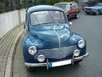 Renault 4CV. 1946 - 1961. Der 4CV prägte, genau wie der Ciroen 2CV und 11CV, das Straßenbild im Frankreich der Nachkriegszeit. Der im Heck verbaute 4-Zylinderreihenmotor leistet beim abgelichteten Modell 17 PS aus 748 cm³ Hubraum. Prinz-Friedrich-Oldtimertreffen am 17.05.2015.