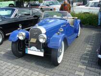Morgan 4/4. 1935 - 1968. 4/4 bedeutet bei diesem Modell 4 Zylinder und 4 Räder. Ein Hommage daran, das Morgan mit seinen Threewheelern bekannt wurde. Dieses Modell wurde 1937 produziert und war bis 1972 in Erstbesitz. Mit seinem 35 PS Motor ist der Wagen recht flott motorisiert. Prinz-Friedrich-Oldtimertreffen am 17.05.2015 in Essen-Kupferdreh.