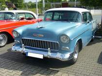 Chevrolet Series 2400 C Sedan des Jahrganges 1955. Die Series 2400 C hatte die Zusatzbezeichnung Bel Air und war das Spitzenmodell diesen Jahrganges. Vom 4-türigen Sedan verkaufte die Chevrolet-Division 345372 Einheiten. Der Einstiegspreis lag bei US$ 1932,00. Wahlweise konnte ein 6-Zylinderreihenmotor mit 3857 cm³ Hubraum oder ein V8-motor mit 4340 cm³ Hubraum. Prinz-Friedrich-Oldtimertreffen am 17.05.2015 in Essen Kupferdreh.