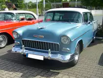 Chevrolet Series 2400 C Sedan des Jahrganges 1955. Die Series 2400 C hatte die Zusatzbezeichnung Bel Air und war das Spitzenmodell diesen Jahrganges. Vom 4-türigen Sedan verkaufte die Chevrolet-Division 345372 Einheiten. Der Einstiegspreis lag bei US$ 1932,00. Wahlweise konnte ein 6-Zylinderreihenmotor mit 3857 cm³ Hubraum oder ein V8-motor mit 4340 cm³ Hubraum. Prinz-Friedrich-Oldtimertreffen am 17.05.2015 in Essen Kupferdreh.