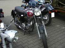 Matchless G3LS von 1955. Die G3 wurde als Krad für die britische Armee entwickelt und während des 2. Weltkrieges ca. 80000 mal produziert. Nach dem Krieg wurde das Motorrad als G3LS in einer zivilen Version bis 1958 weiter produziert. Der fahrtwindgekühlte Einzylindermotor leistet 16 PS aus 349 cm³ Hubraum. Prinz-Friedrich-Oldtimertreffen am 17.05.2015 in Essen-Kupferdreh.