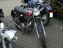 Matchless G3LS von 1955. Die G3 wurde als Krad für die britische Armee entwickelt und während des 2. Weltkrieges ca. 80000 mal produziert. Nach dem Krieg wurde das Motorrad als G3LS in einer zivilen Version bis 1958 weiter produziert. Der fahrtwindgekühlte Einzylindermotor leistet 16 PS aus 349 cm³ Hubraum. Prinz-Friedrich-Oldtimertreffen am 17.05.2015 in Essen-Kupferdreh.