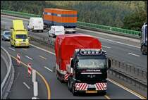�berbreite: Ein recht neu wirkender MAN TGX bringt vermutlich ein schweres Maschinenteil in Richtung S�den. 
