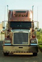 Begegnung der unerwarteten Art ! Morgens, bei einer Abladestelle im K�lner Raum, konnte Ich diesen Freightliner betrachten und auf Foto bannen.Der K�hler wirkt nur auf dem Kleinen Foto schattig.