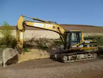 Caterpillar 320B L in der Nähe von Stadtbredimus (Lux.) am 10.04.2010