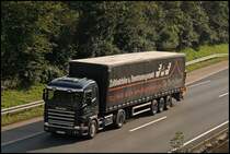 SCANIA 114L 380PS bringt seine Fracht in Richtung Norden. Der Lkw hat einen Gabelstabler dabei... (25.09.2008)