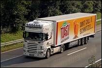 King of the Road: SCANIA \8/  R620  Chefetage  von R�tzer Transporte ist mit einem K�hlauflieger von WEMHOFF TRANSPORT GmbH unterwegs. Der Auflieger wirbt f�r Tillman&acute;s Toast. (25.09.2008)
