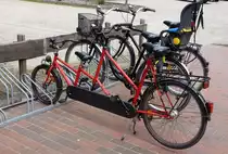 Tandemrad für die Nutzung Kleinkind Erwachsener in rot auf Amrum abgestellt 15.05.2015