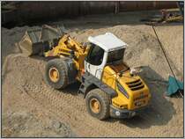 Die Baustelle des Hochhaus-Projekts  Sign  im Dsseldorfer Medienhafen am 08.06.2008: In der sehr tiefen Baugrube stand dieser Liebherr-Radlader. 