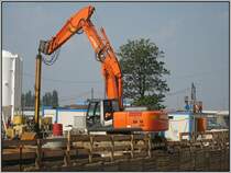 Die Baustelle des Hochhaus-Projekts  Sign  im Dsseldorfer Medienhafen am 08.06.2008: Ein Bagger vom Typ Hitachi Zaxis 280. Interessant finde ich diese  Stange  zwischen Hydraulikarm und Greifer, offenbar eine Art Verlngerung. 