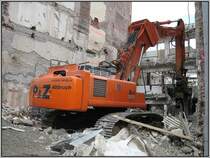 Ein Hitachi Zaxis 500 bei der Arbeit: Abri eines Gebudes in der Dsseldorfer Schadowstrae. Die Aufnahme stammt vom 13.06.2008.