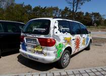 Heckansicht SEAT Alhambra des Mukoviszidose ev mit Airbrush Keime,Viren geparkt an der Klinik auf Amrum 17.05.2015