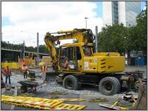 Dsseldorf, U-Bahn-Projekt Wehrhahnlinie, knftiger Haltepunkt Schadowstrae, 21.06.2008: Arbeiten zum Verschwenken von Straenbahngleisen, um das Baufeld fr den Bau des Haltepunkts freizumachen. Dabei waren Zweiwege-Bagger der ausfhrenden Firma VolkerRail im Einsatz, vermutlich Bagger des Herstellers Atlas.