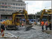 D�sseldorf, U-Bahn-Projekt Wehrhahnlinie, k�nftiger Haltepunkt Schadowstra�e, 21.06.2008: Arbeiten zum Verschwenken von Stra�enbahngleisen, um das Baufeld f�r den Bau des Haltepunkts freizumachen. Dabei waren Zweiwege-Bagger der ausf�hrenden Firma VolkerRail im Einsatz, vermutlich Bagger des Herstellers Atlas.