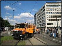 Am 27.06.2008 musste dieser Zweiwege-Unimog der D�sseldorfer Rheinbahn ausr�cken, um einer am Jan-Wellem-Platz entgleisten historischen Tram zu helfen.