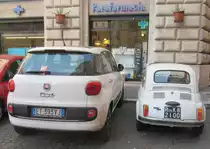Größenvergleich zwischen dem Fiat 500 L mit dem Ur- 500er am 16.04.2015 in Rom.