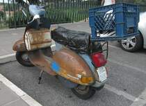 Unrestaurierte Vespa PX125E am 17.04.2015 in Castel Gandolfo (Italien).