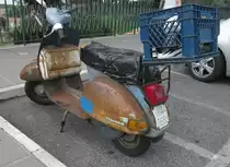 Unrestaurierte Vespa PX125E am 17.04.2015 in Castel Gandolfo (Italien).