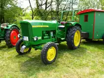 John Deere Lanz 300 mit angehängtem Schäferwagen steht bei der 13. Oldtimerausstellung in Hainzell, Mai 2015