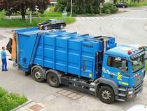 MAN TGA26.320 bei der Entleerung eines Müllcontainer; 150515