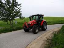 MF-5609Dyna4 in der frühlingshaften Landschaft im Innviertel; 150515