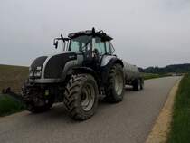 VALTRA mit einem Güllefaß am Weg zur nächsten Füllung; 150515