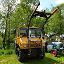 Unimog mit Frontlader steht bei der Oldtimerausstellung in Hainzell im Mai 2015