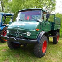 Unimog steht bei der Oldtimerausstellung in Hainzell im Mai 2015