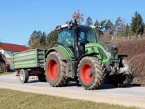 FENDT 516 Vario, hat leichtes Spiel mit dem Einachshänger; 150318