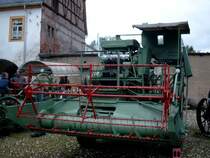 Gut erhaltener M�hdrescher E175 im Schlo� Blankenhain zum Erntedankfest nd Traktorentreffen