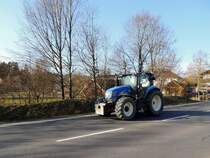 NEW-HOLLAND der T6-Serie in rasanter Fahrt; 150324