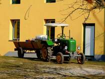 STEYR-80, bzw. auch Umgangssprachlich aufgrund seiner Leistung von 15PS  15er  genannt, wird in Kürze den beladenen Hänger zum Abfallsammelzentrum ziehen; 150321