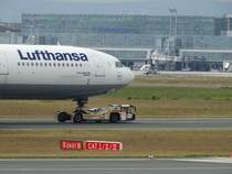 Lufthansa EOS Flugzeugschlepper am 23.05.15 in Frankfurt am Main Flughafen von einen Planespotterpunkt aus Fotografiert