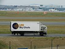 LSG Sky Chefs LKW am 23.05.15 in Frankfurt am Main Flughafen von einen Planespotterpunkt aus Fotografiert