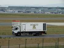 Mercedes Benz Atego Catering LKW am 23.05.15 in Frankfurt am Main Flughafen von einen Planespotterpunkt aus Fotografiert