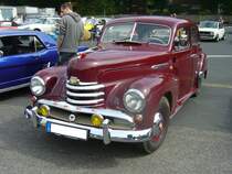 Opel Kapitän. 1951 - 1953. Dieses Kapitänmodell basierte auf dem Vorkriegskapitän, der ab 1948 wieder bei den Händlern stand. 1951 bekam er ein  Facelift . Dieses war an die zeitgenössischen Chevrolet-Modelle des Mutterkonzernes GM angelehnt. Angetrieben wird der Kapitän von einem 6-Zylinderreihenmotor, der aus 2473 cm³  Hubraum 58 PS leistet. Oldtimertreffen Krefeld am 24.05.2015.