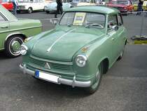 Lloyd LP 600. 1955 - 1961. Der LP 600 hatte das gleiche Fahrgestell wie der bereits 1953 vorgestellte LP 400. Im LP 600 wurde allerdings ein 2-Zylinderviertaktmotor mit 596 cm³ Hubraum verbaut, der mit 6 PS Mehrleistung gegenüber dem 400 cm³ Zweitakter aufwarten konnte. Bei seiner Markteinführung schlug ein LP 600 mit DM 3680,00 zu Buche. Oldtimertreffen Krefeld am 24.05.2015.